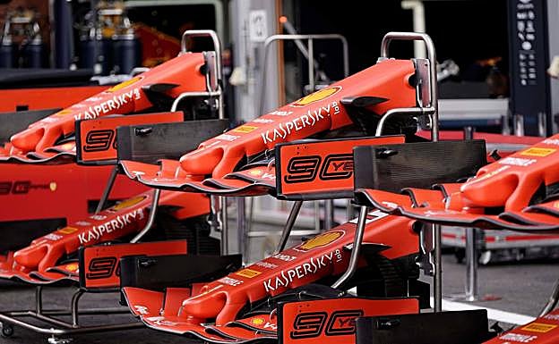 El box de Ferrari con el coche desmontado. 