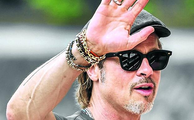 Brad Pitt saluda a su llegada al festival.