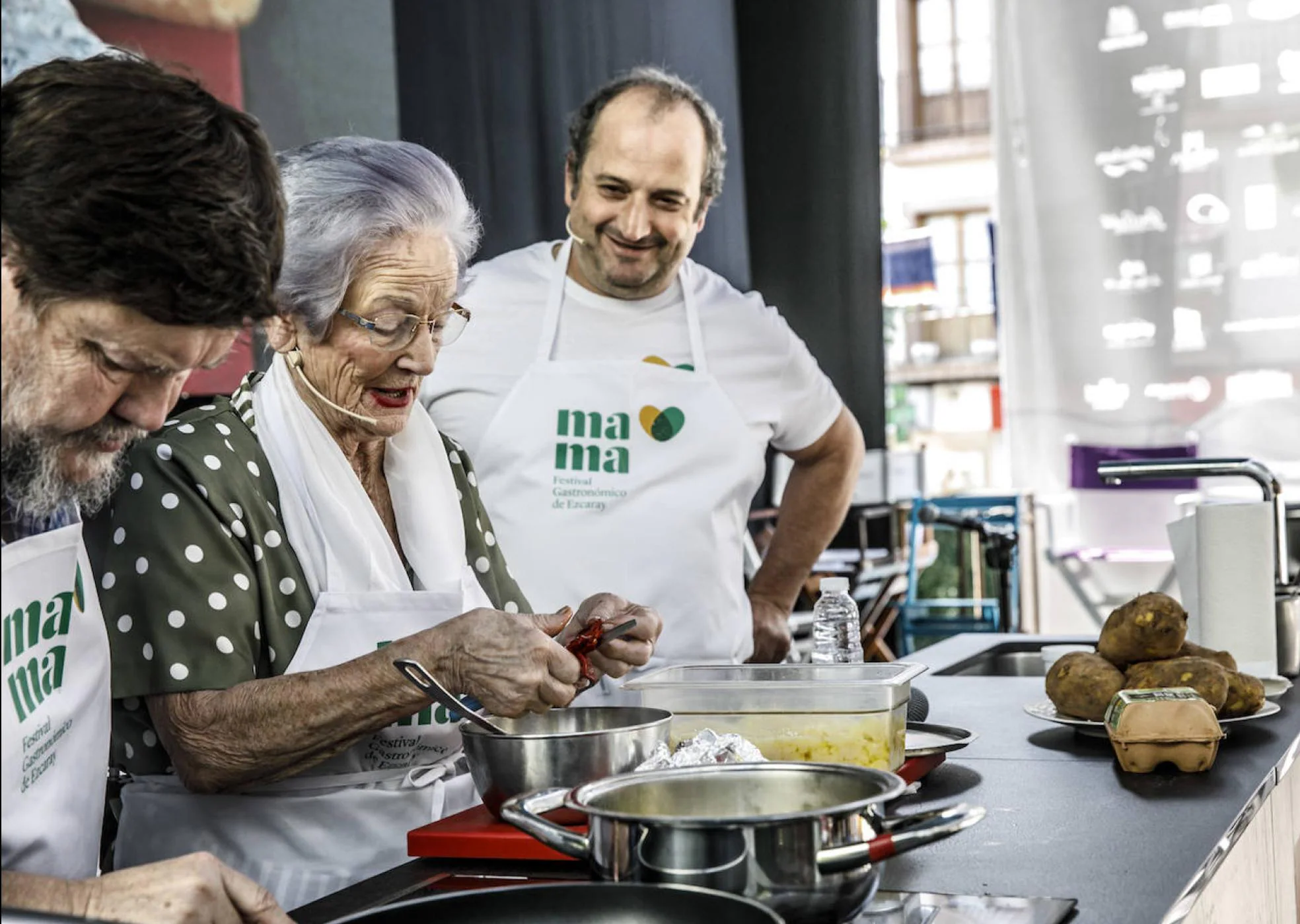 Vicenta Pérez cuenta los secretos de su célebre tortilla de patatas ante la sonrisa de su hijo, Pedro Masip, con el que comparte la cocina de su restaurante de Ezcaray.