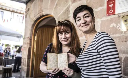 Carmen Alcaraz y Ana Vega muestran un recetario.