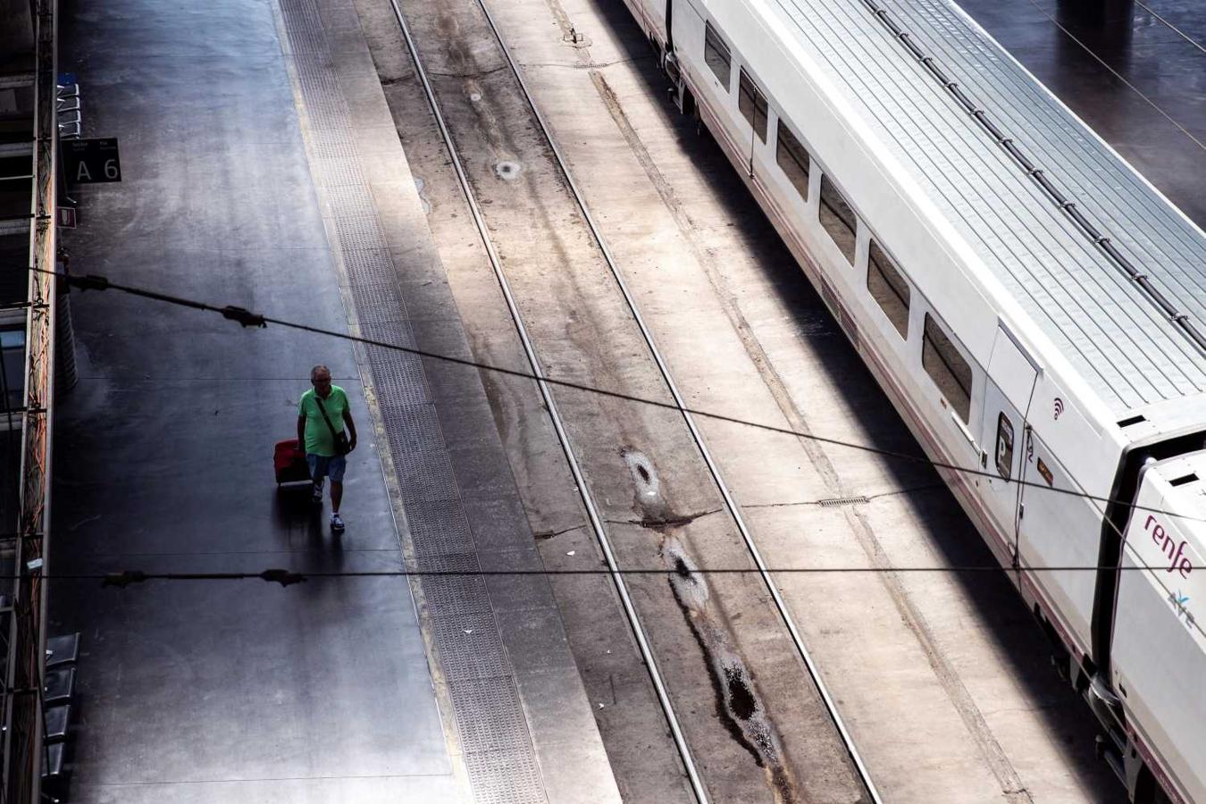 Un pasajero en la estación de tren de Atocha, en Madrid, durante uno de los paros parciales