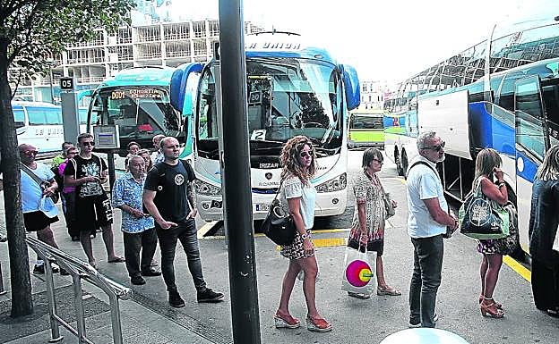 Un grupo de viajeros accede en Termibus a uno de los autobuses que hacen la ruta entre Bilbao y Castro Urdiales. 