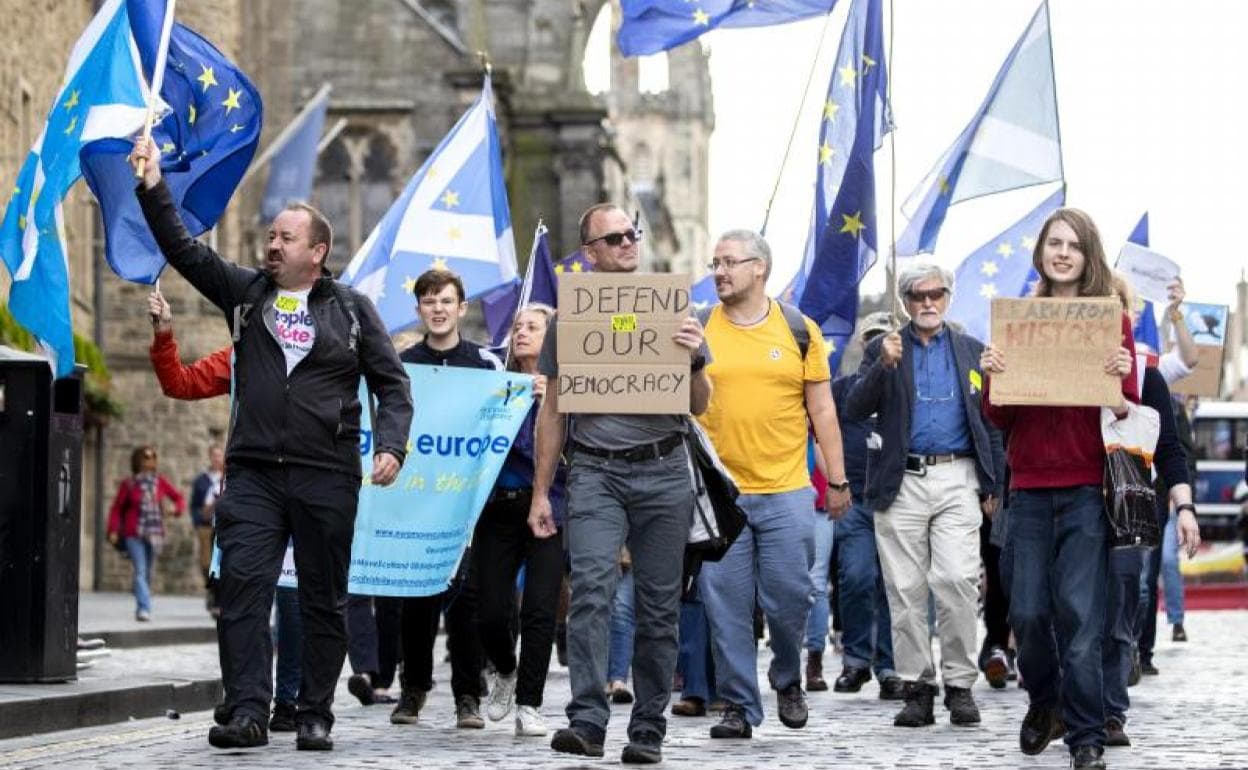 Un grupo de personas se manifiestan en Edimburgo contra el ''brexit''.