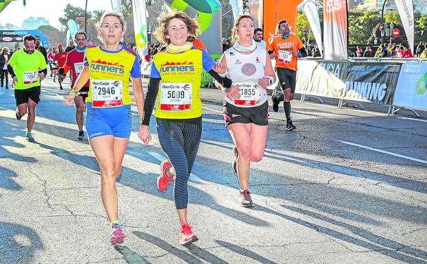 Corredoras en la 10K Valencia Ibercaja, la primera carrera en plantearse el reto de la paridad con la etiqueta #lamitadmásuna.