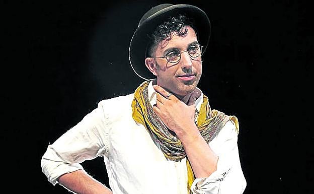 El dramaturgo y actor Unai Izquierdo, caracterizado como Ocaña.