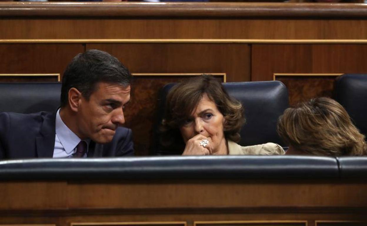 El presidente del Gobierno en funciones, Pedro Sánchez; la vicepresidenta en funciones, Carmen Calvo; y la ministra de Justicia en funciones, Dolores Delgado, durante el pleno del Congreso sobre la crisis del Open Arms. 