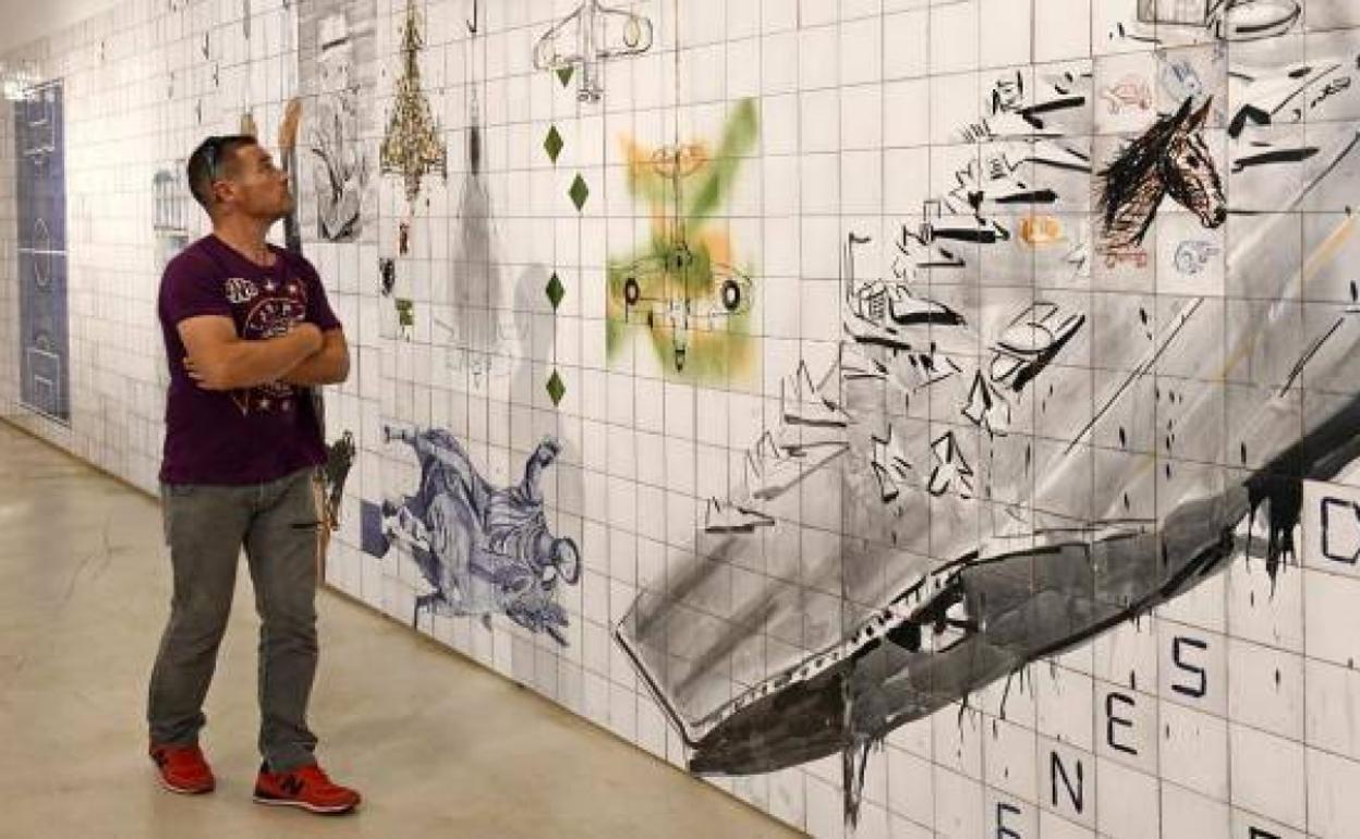 Fernando Renes espainiar artistak azulejoekin egindako mosaiko batekin estali ditu BilboArteko erakusketako aretoko hormak