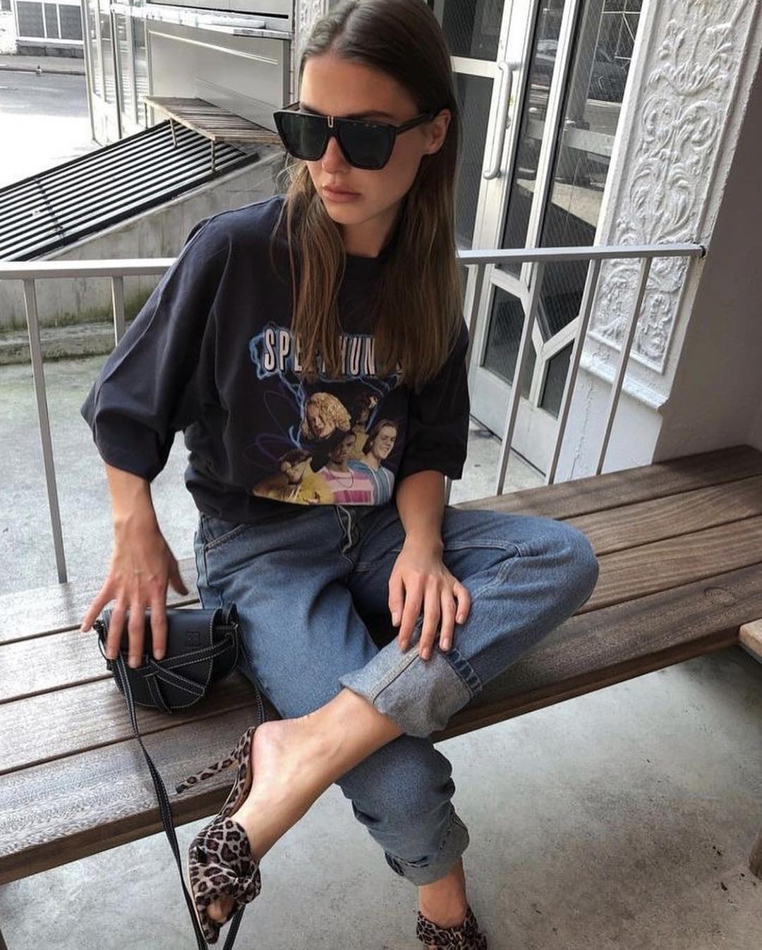 Vaqueros 'boyfriend', camiseta estampada y mules