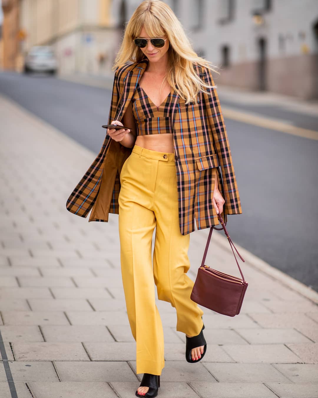 'Crop-tops' con pantalones de pinzas