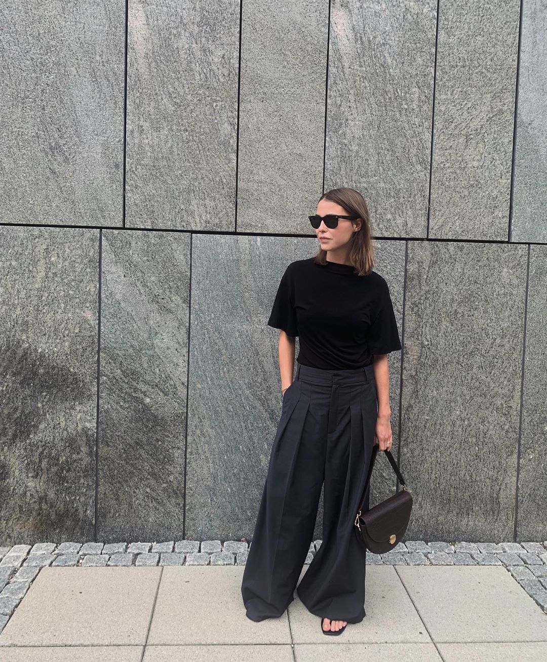 'Total look' negro con sandalias