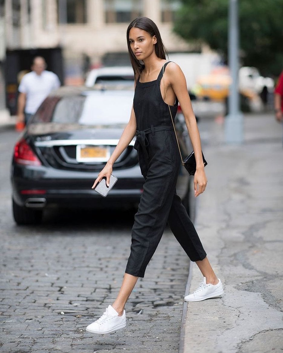 Monos básicos con deportivas