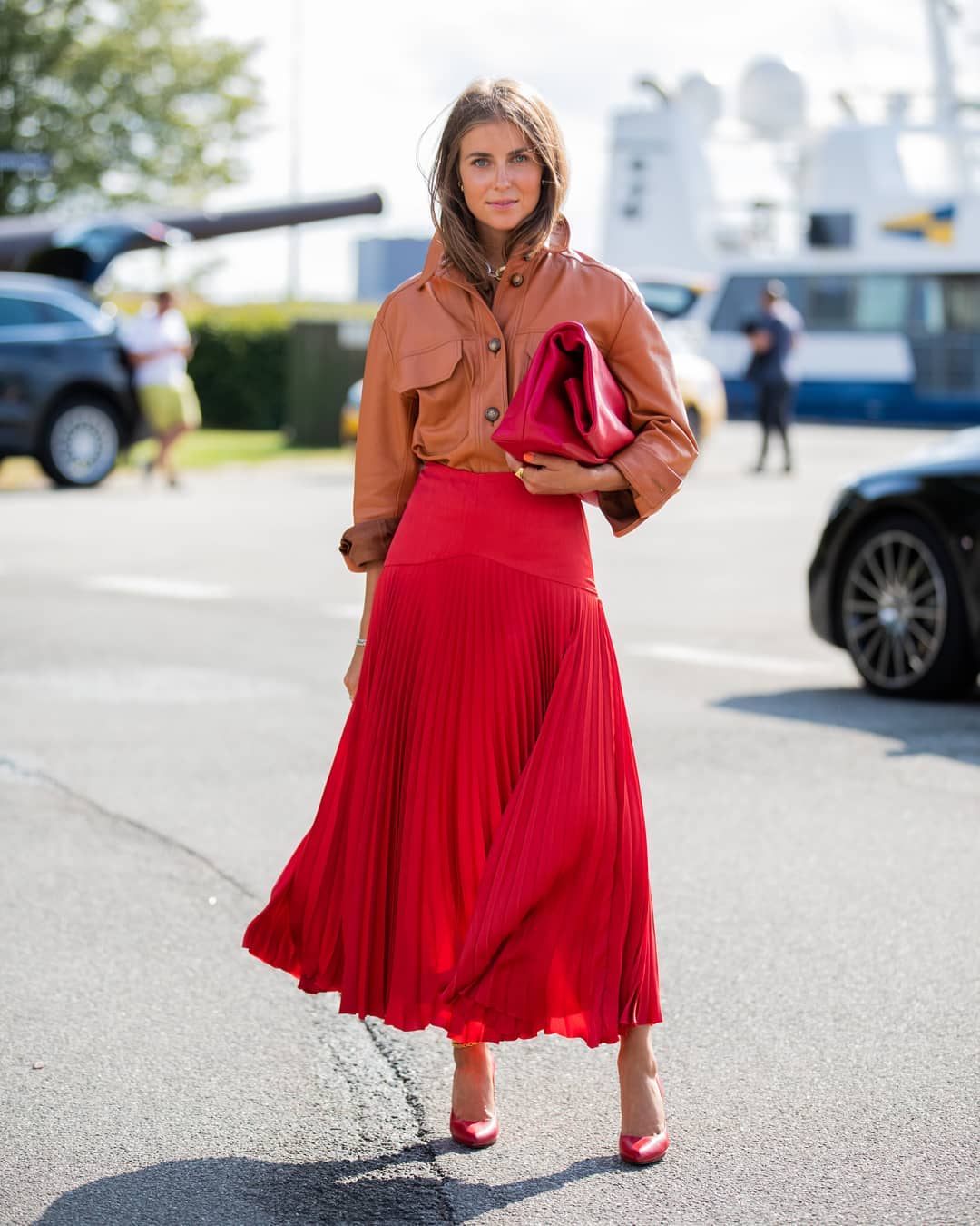 Faldas plisadas con chaquetas de cuero