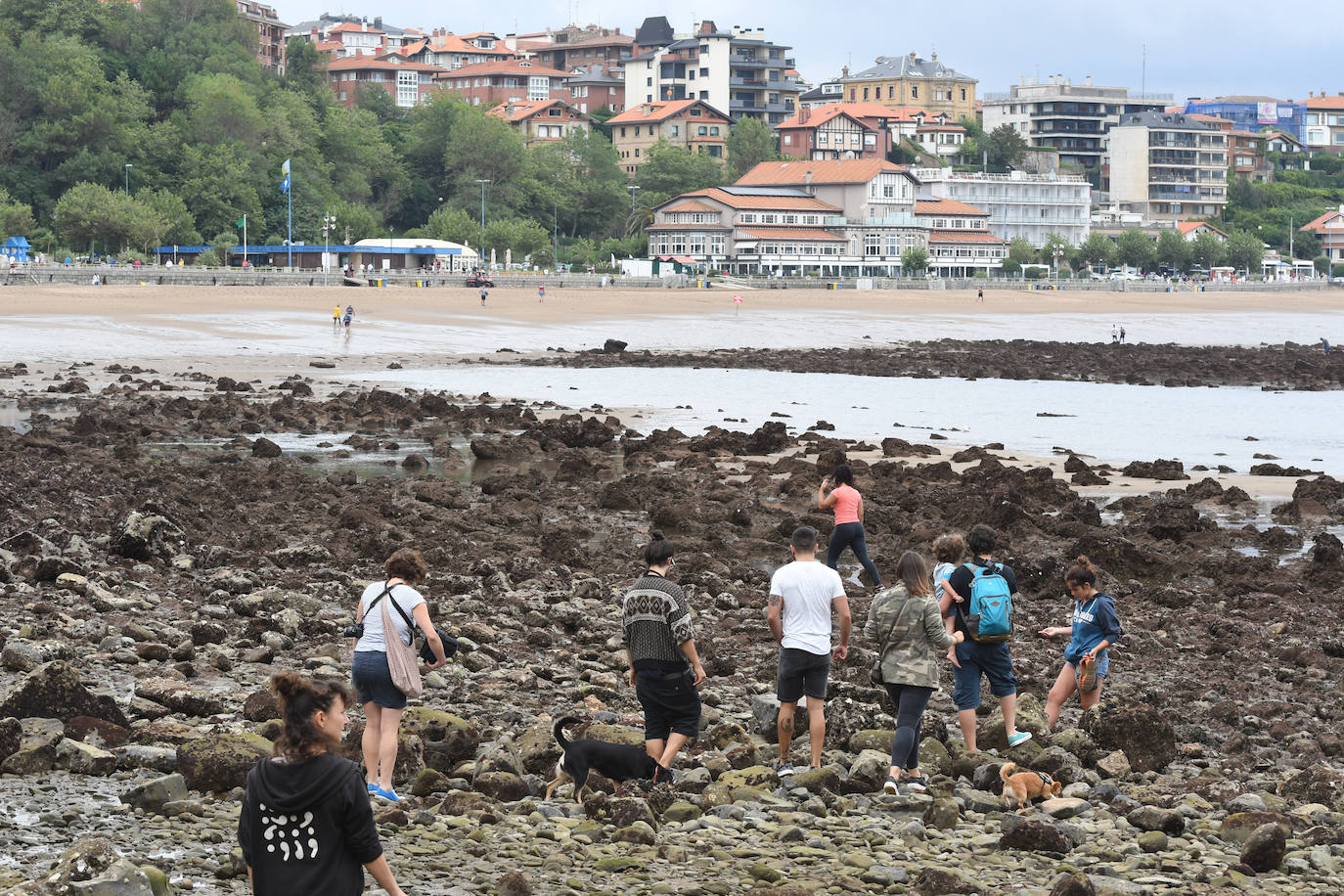 Fotos: Las mareas vivas dejan al desnudo las playas de Bizkaia