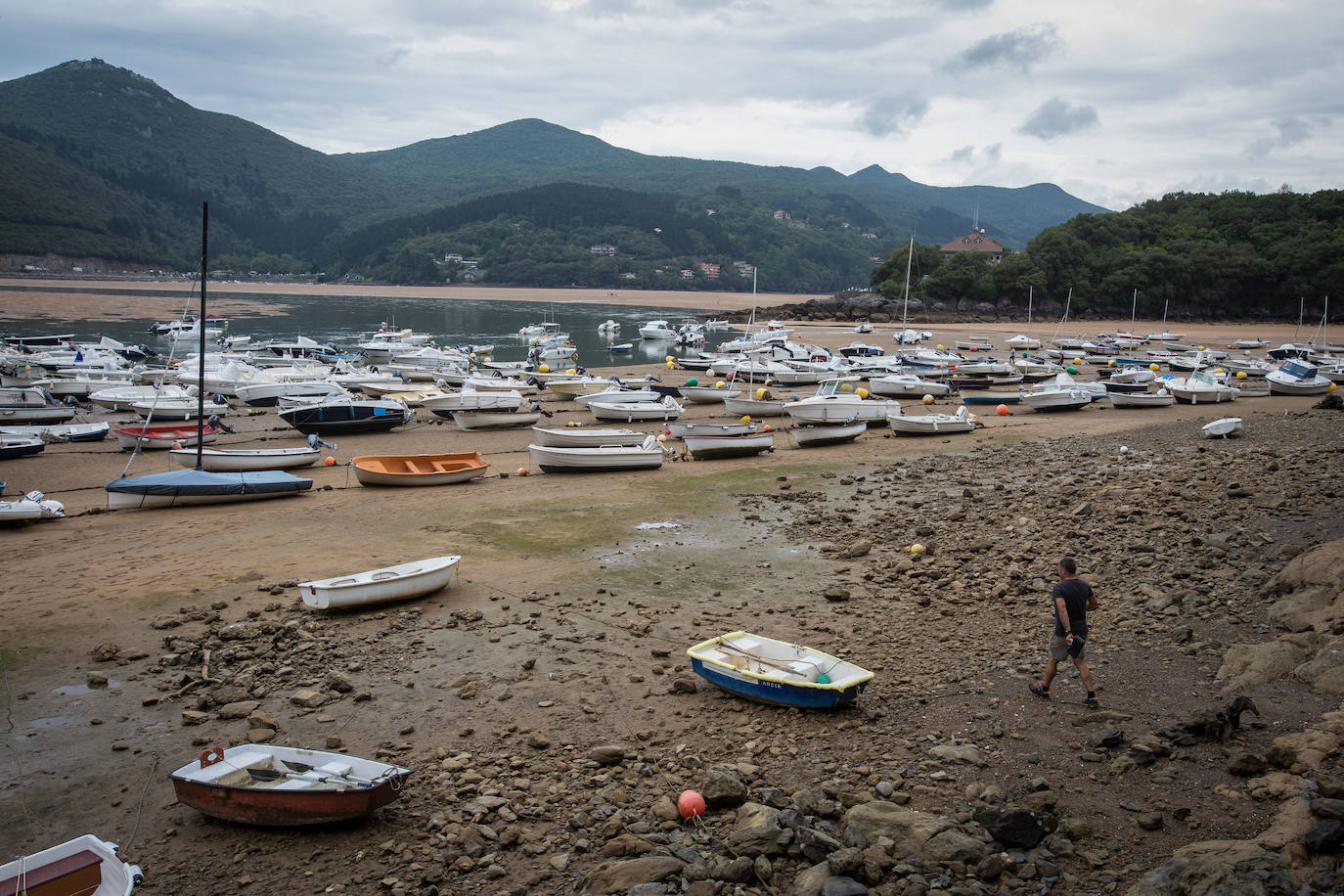 Fotos: Las mareas vivas dejan al desnudo las playas de Bizkaia