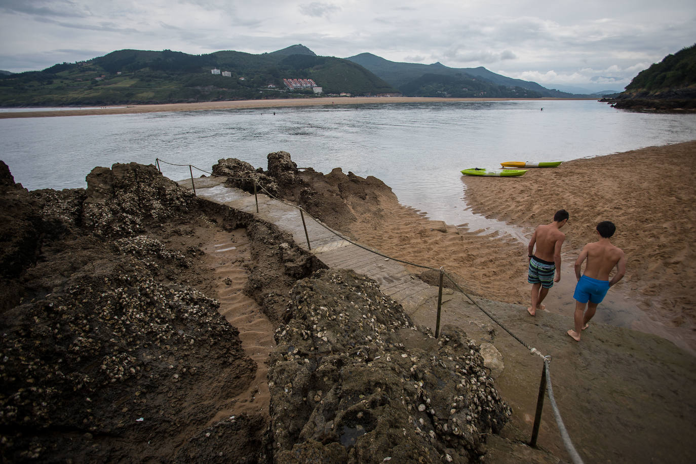 Fotos: Las mareas vivas dejan al desnudo las playas de Bizkaia