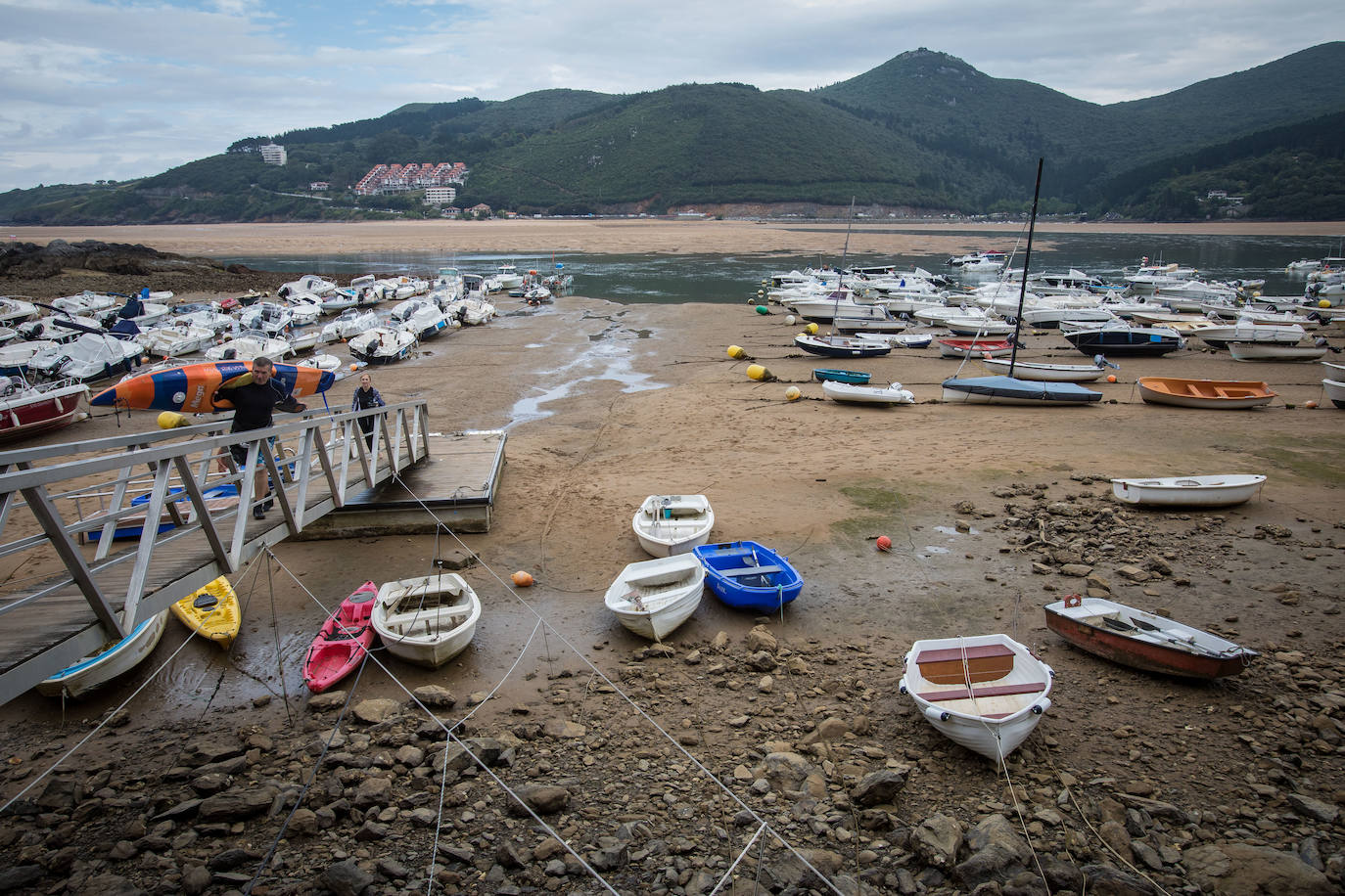 Fotos: Las mareas vivas dejan al desnudo las playas de Bizkaia