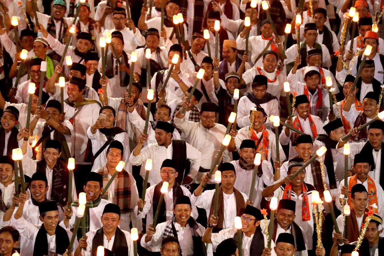 Miles de musulmanes participan en las celebraciones por el Año Nuevo Islámico en Yakarta (Indonesia)