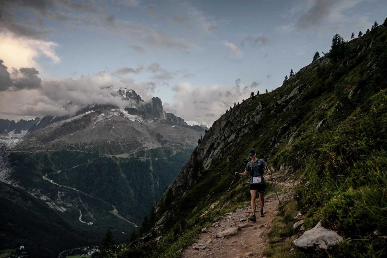Participante en la Mount Blanc Ultra Trail (UTMB), que cruza Francia, Italia y Suiza