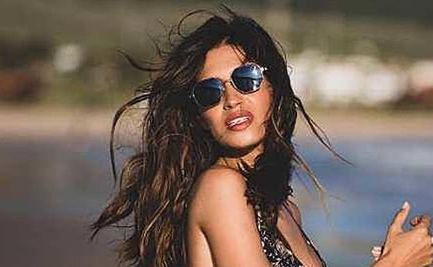 Sara Carbonero, marcando estilismo playero.