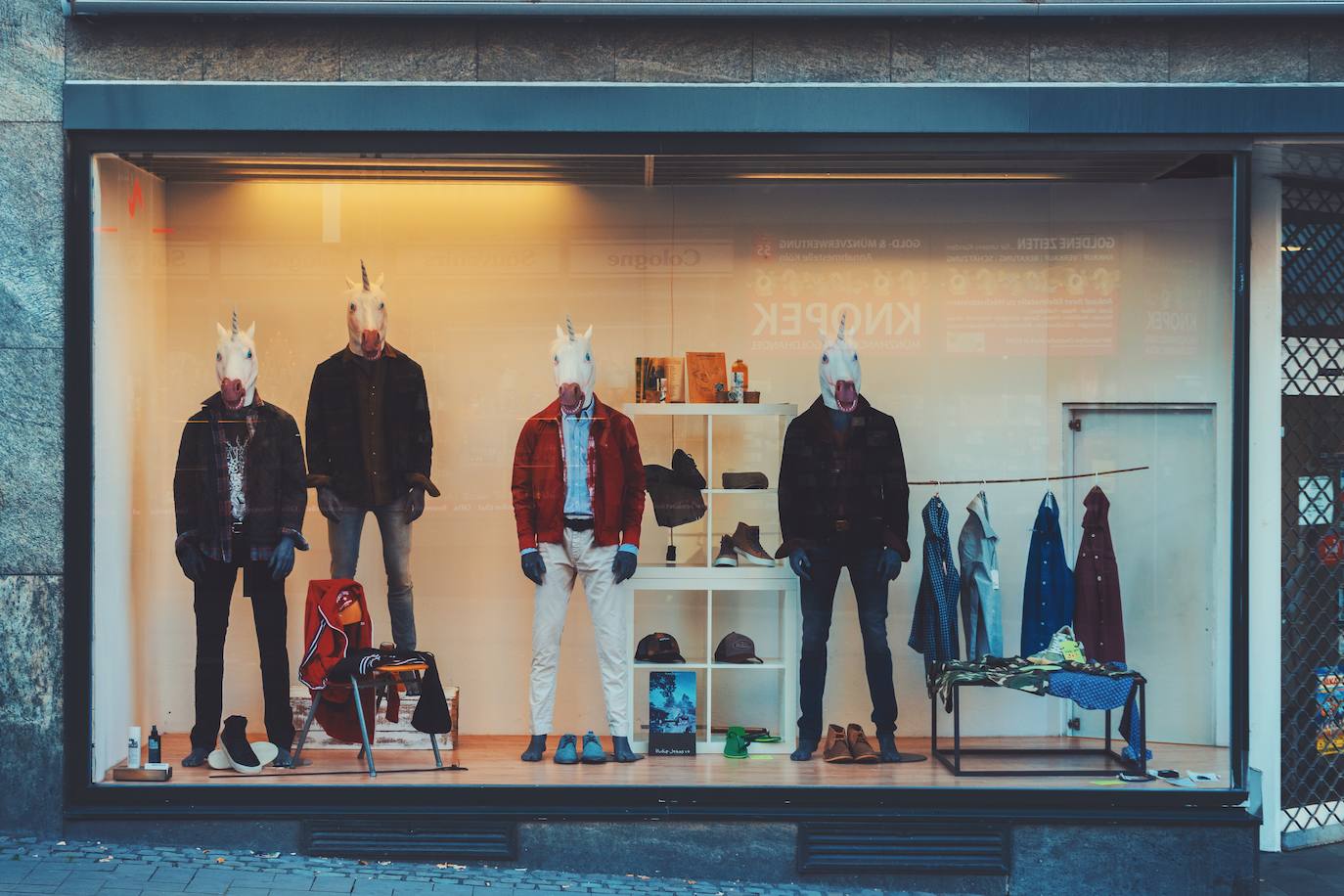 7. Colonia | En Colonia, ir de compras es todo un placer. El centro de la ciudad es mayormente peatonal, y está lleno de pequeñas tiendas para todos los gustos y precios. Gracias a él, la ciudad se logra hacer con el 7° lugar en el ranking con un promedio de 4,26 estrellas para sus 1800 tiendas. Schildergasse es la calle comercial más grande y el mejor lugar para encontrar todas las marcas internacionales. El barrio entero de un hervidero de tiendas. Bajando en dirección al río, encontrarás la Hohe Straße, que también tiene tiendas a raudales. Sin embargo, para hacer compras por tiendas un poco más singulares, lo mejor es acercarse al distrito belga. Precio fin de semana en Colonia: 472 € de media por dos noches. Rebajas de invierno: desde finales de diciembre hasta finales de enero.