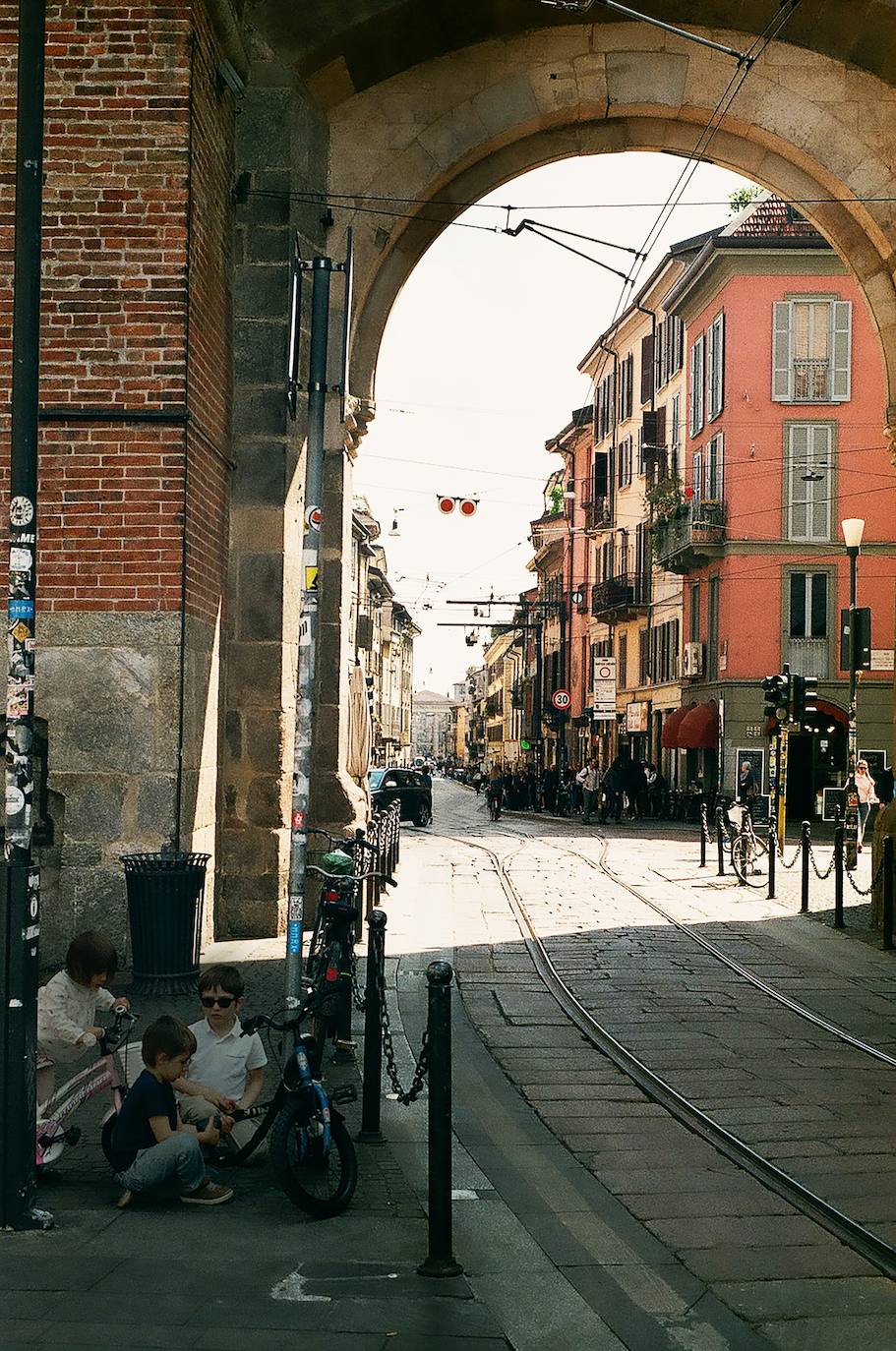 10. Milán | No podía faltar en este ranking Milán, otra de las capitales europeas de la moda. Su fashion-week (del 17 al 23 de septiembre) es uno de los eventos más importantes de toda la industria. Sin embargo, la carrera para ser la ciudad favorita de los shoppers es dura, y debido a la valoración de 4,25 estrellas que los compradores otorgan a sus 5800 tiendas, Milán se ve relegado a un 10º puesto. Aún así no se trata de una mala nota, especialmente teniendo en cuenta que Milán es una ciudad que marca tendencia. Entre los imprescindibles se encuentran: el Cuadrilátero de la moda , la Galería Vittorio Emanuele II y el Corso Vittorio Emanuele II. Precio fin de semana en Roma: 354 € de media por dos noches. Rebajas de invierno: del 5 de enero al 5 de marzo.