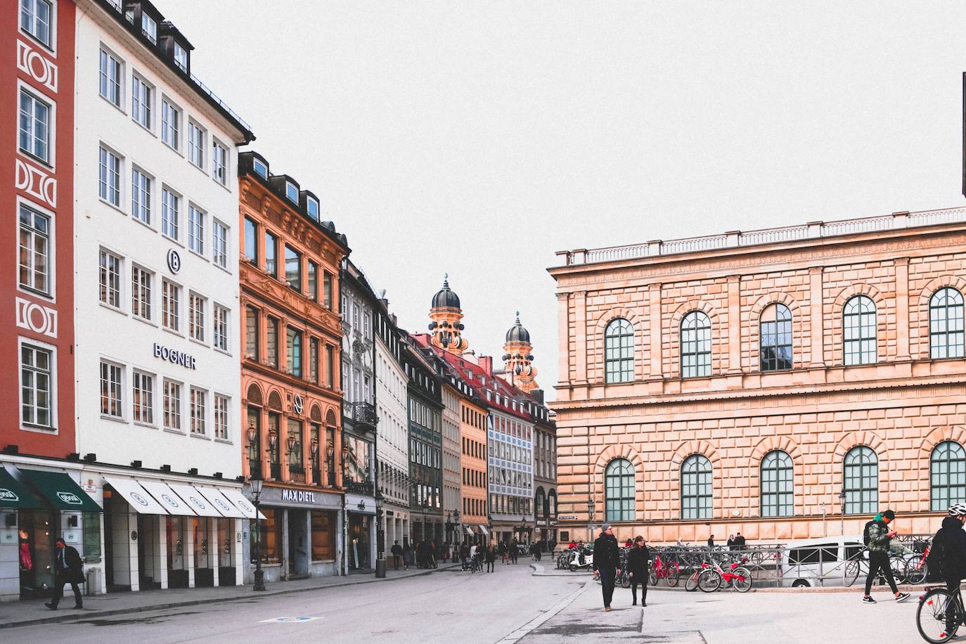 5. Múnich | Múnich llega quinta a la clasificación de las mejores ciudades europeas para ir de compras. No es de extrañar, siendo la ciudad más rica de Alemania. La ciudad abarca mucho territorio pero tiene varios vecindarios muy agradables donde se concentran multitud de escaparates que merece la pena admirar. Su combinación de tiendas tradicionales, modernas, de diseño y grandes almacenes ofrece opciones para todos los gustos con nada menos que 2.850 tiendas. La opción por defecto es el centro propiamente de la ciudad con sus calles peatonales, que resulta ideal para desenfundar la tarjeta en sus diversas tiendas mientras te regalas la vista con la arquitectura de la ciudad. Si quieres visitar un distrito un poco más singular y menos turístico, Glockenbachviertel es una opción muy a tener en cuenta. Es una de las zonas más in de la ciudad y alberga tiendas únicas y modernas. Precio fin de semana en Múnich: 534 € de media por dos noches. Rebajas de invierno: desde finales de diciembre hasta finales de enero.