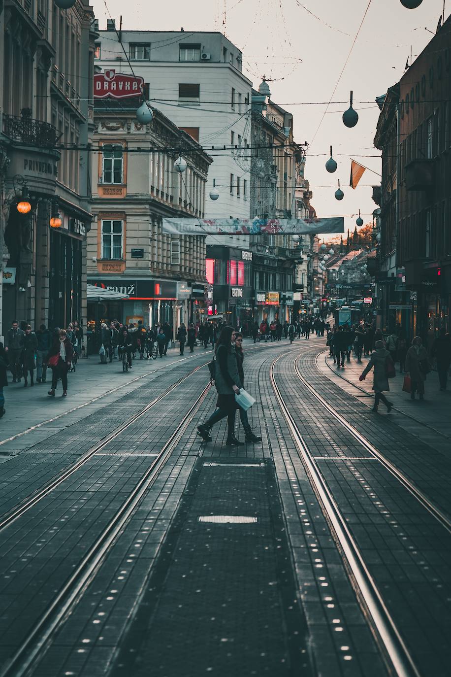 1. Zagreb | Zagreb es la favorita de los fashionistas europeos. Puede que las capital croata no sea el primer destino que te venga en mente a la hora de renovar tu fondo de armario, pero con una valoración media de 4.35 estrellas para sus 915 tiendas de ropa y calzado, Zagreb es la candidata perfecta según los usuarios de Google Sólo hay que saber a dónde ir. Lo mejor es comenzar en la calle Tkalčićeva, que está repleta de tiendecitas locales únicas. Si bajas por ella, terminas en la calle Ilica, de casi 6 km de longitud, donde abundan las tiendas y cafeterías para tomarte una merecida pausa. Es una de las calles más largas y concurridas de Zagreb. Allí encontrarás de todo, desde tiendas exclusivas y marcas de renombre hasta tiendas de instrumentos. Para descansar y recuperarse, te puedes acercar al café de Eli que sirve excelentes capuchinos y cafés con leche. Precio fin de semana en Zagreb: 120 € de media por dos noches. Rebajas de invierno: a partir del 27 de diciembre