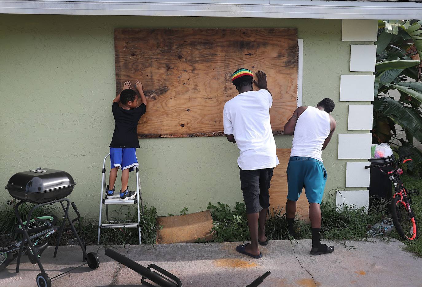 Preparativos para reducir el impacto de 'Dorian' a su paso por las zonas pobladas