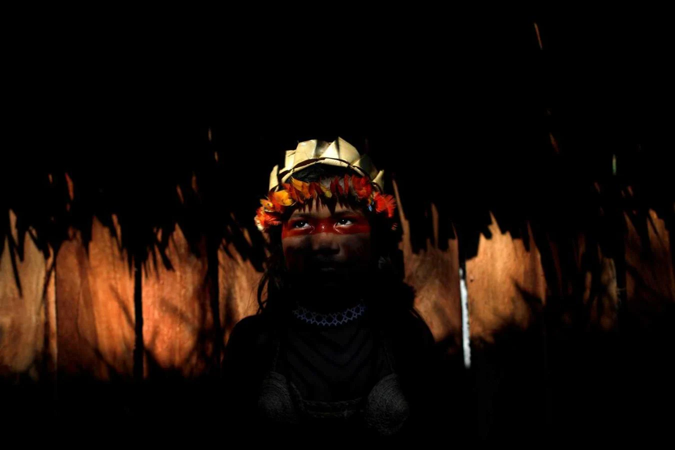 Una niña de la tribu Shanenawa durante un para pedir el fin de la quema del Amazonas, en Morada Nova, Brasil