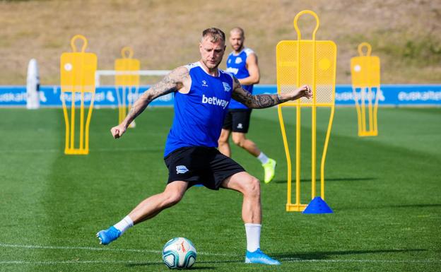 John Guidetti, en un entrenamiento junto a Víctor Laguardia.