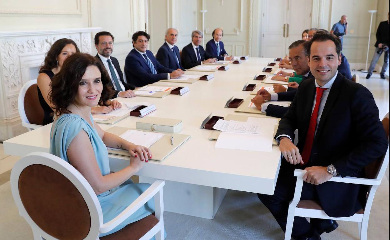 La presidenta de la Comunidad de Madrid, Isabel Díaz Ayuso, durante la primera reunión del nuevo Ejecutivo autonómico de coalición del PP y Ciudadanos.