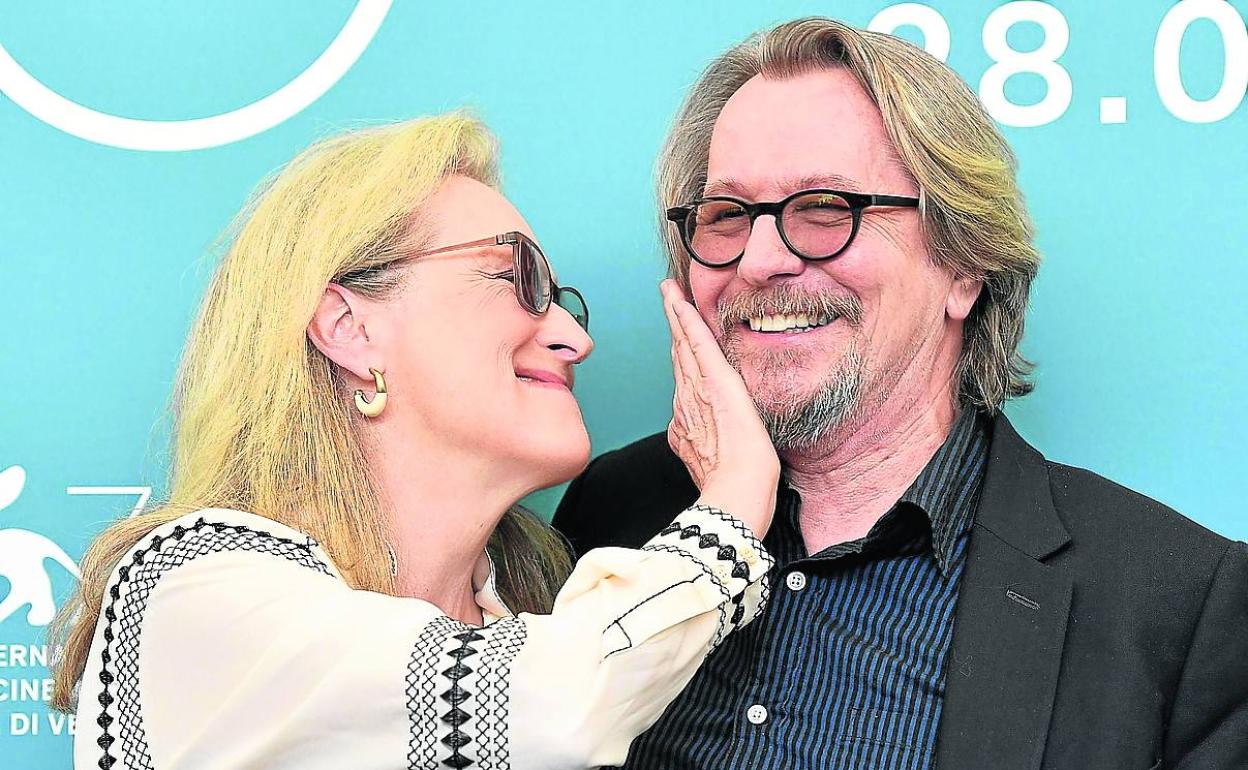 Meryl Streep y Gary Oldman, protagonistas de 'The Laundromat. Dinero sucio'.