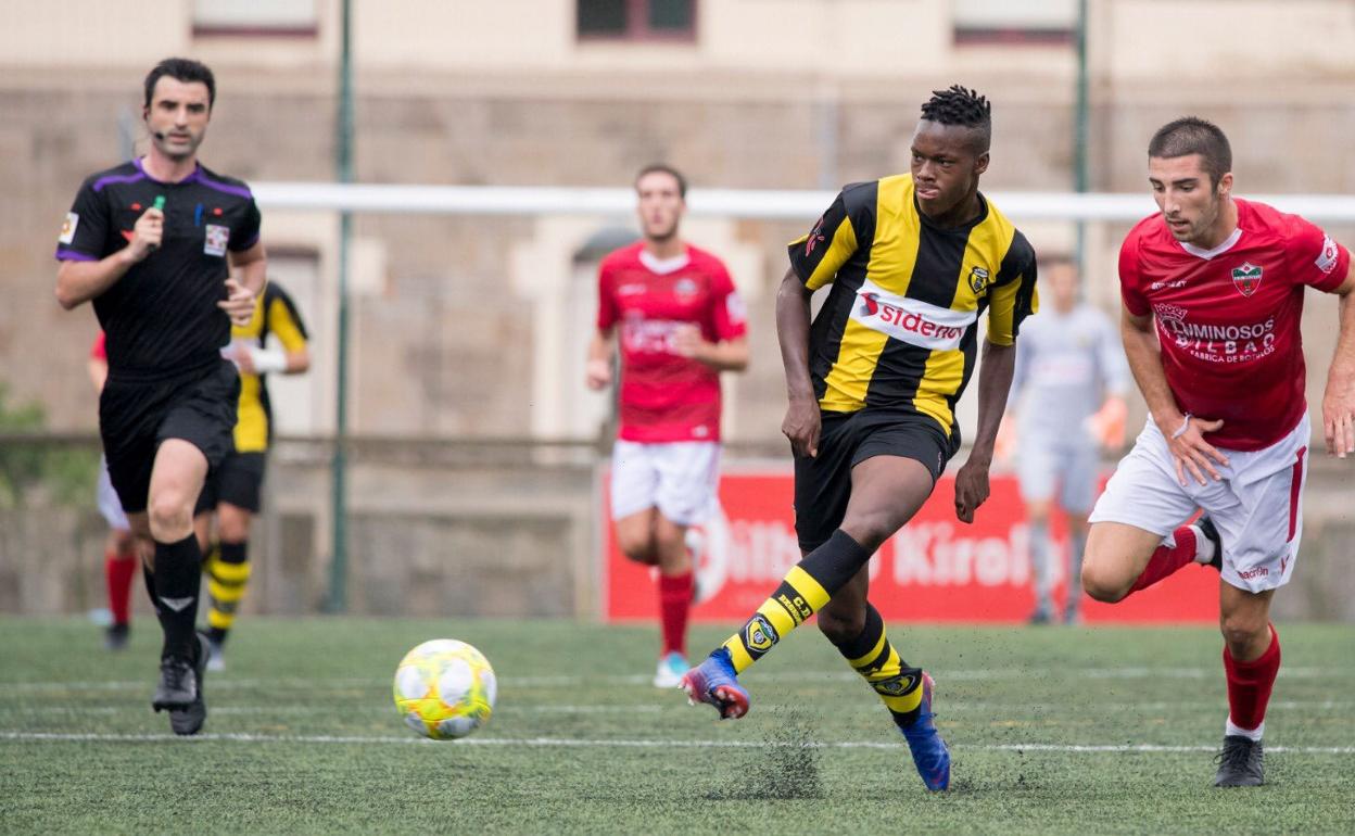 Nico Williams realiza un pase durante el encuentro ante el Deusto.