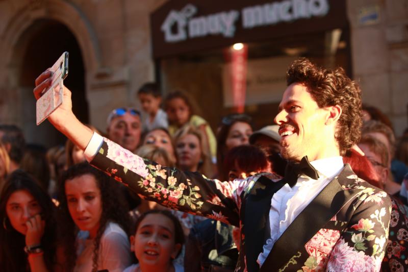 JUAN AVELLANEDA. El diseñador lució sin duda el estilismo más llamativo de la alfombra naranja. Optó por un colorido traje floreado confeccionado por el mismo combinado con una pajarita negra y camisa con chorreras. En los pies llevaba unos 'Manolos' de terciopelo con hebilla con pedrería que dejaban al descubierto unos llamativos calcetines rosa fucsia. Sus complementos tampoco pasaron desapercibidos: anillo de oro de compromiso, pulsera de oro y reloj Rolex.