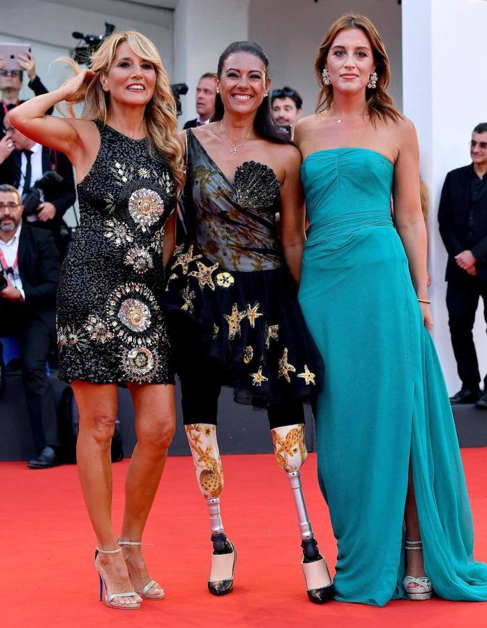 Jo Squillo, cantautora, Giusy Versace, política y miembro del clan Versace y una invitada.