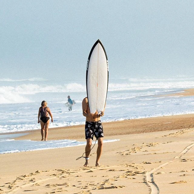 En los años 70 nació Pukas Surf gracias al esfuerzo de Marian Azpiroz e Iñigo Letamendia. Cuarenta años después, esta firma vasca de moda, accesorios y tablas de surf, sigue siendo un referente para los amantes del deporte de las olas