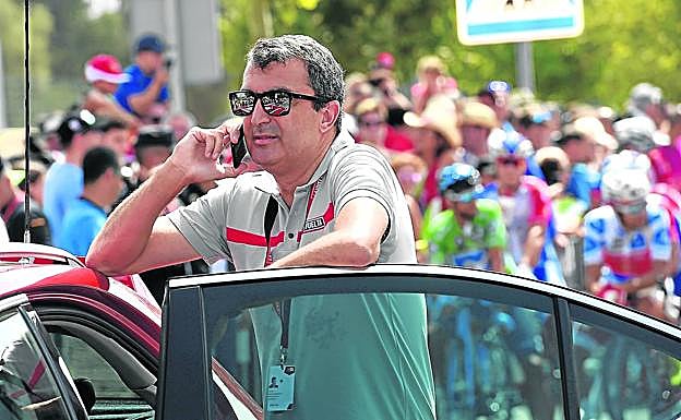 Javier Guillén habla por teléfono al inicio de una de las etapas de esta Vuelta.