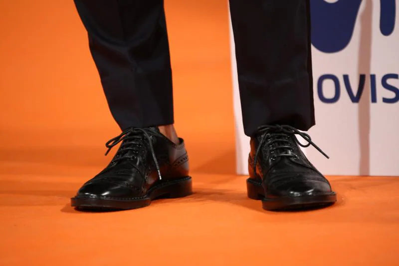 MIGUEL ÁNGEL SILVESTRE. El actor valenciano triunfó sobre la alfombra naranja acaparando todos los piropos. Muy elegante, lució un traje negro de Dolce&Gabanna y zapatos negros sin calcetines de la misma firma. Completó el look con camisa blanca.