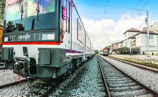 Dos trenes regionales esperan en la estación de Vitoria, donde convivirán con los de alta velocidad.