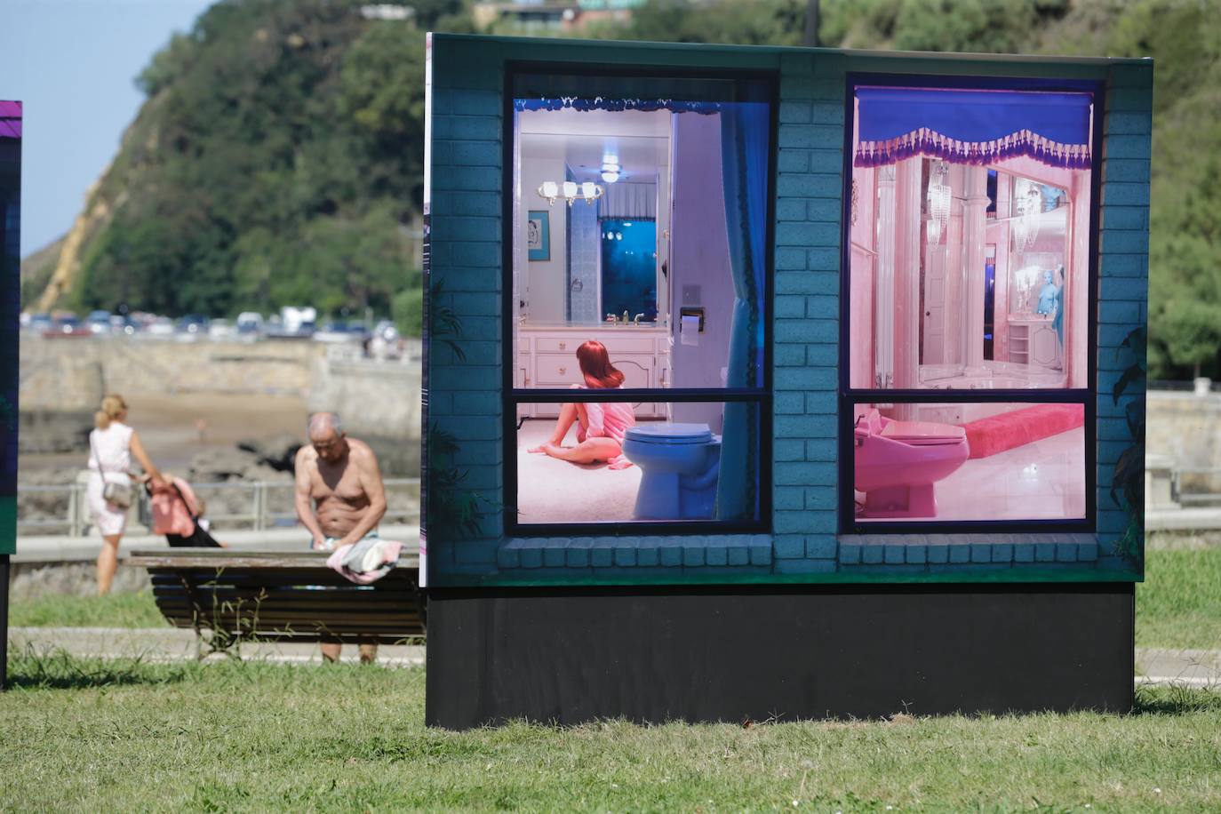 What To Do With A Million Years, de Juno Calipso (Ereaga). El futuro fue ayer, según Juno Calypso. La fotógrafa británica se retrata en las cámaras del búnker creado por el millonario Jerry Henderson en plena Guerra Fría. Su exposición, instalada en la playa de Ereaga, dibuja una pesadilla distópica en tonos rosas.