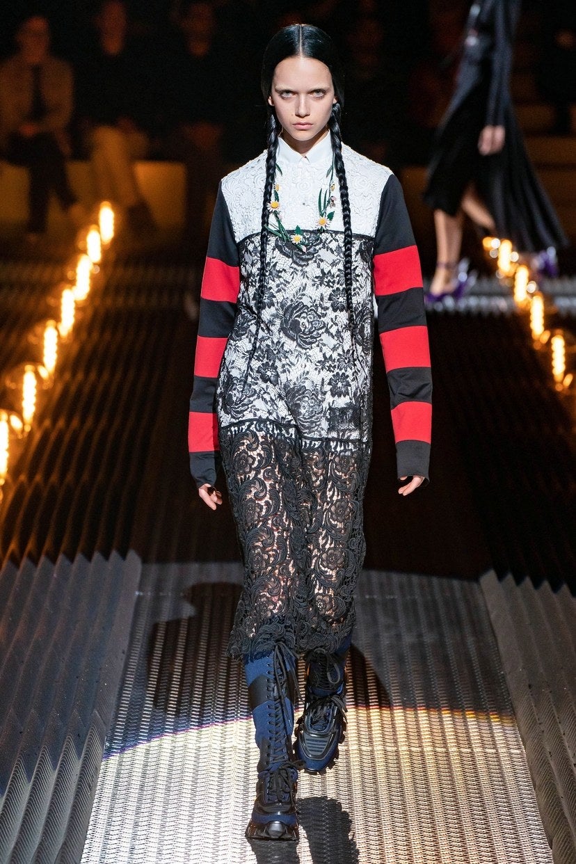 Un gótico renovado - Desde que Miuccia Prada se atrevió a subir a la pasarela réplicas de Miércoles, la inquietante niña de la Familia Addams, todo hacía presagiar que el otoño llegaría con ciertos tintes oscuros, aires neogóticos y punk. Se lleva el negro en 'total look', el rojo en pequeñas dosis, y las rosas marchitas a modo de detalle. También, las botas moteras con suela track o los 'creepers' acordonados. Los detalles 'college' se unen a los encajes sugerentes y, todo junto, forman el combo más juvenil de las propuestas de otoño.