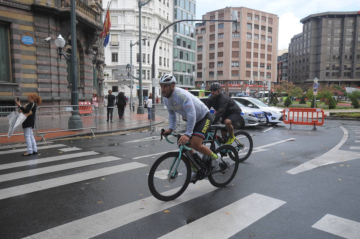 La ciudad muestra este jueves una estampa inusual por el paso de la prueba ciclista
