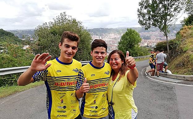 Galería. Tres aficionados sonríen en el monte Arraiz.