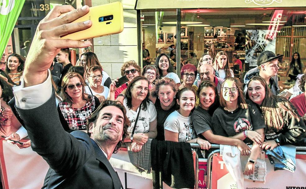 El actor mallorquín Álex Adrover se hace un 'selfie' con Pilar Corrales, su amiga Blanca y sus hijas Edurne, Ainhoa, Aroa y Janire.