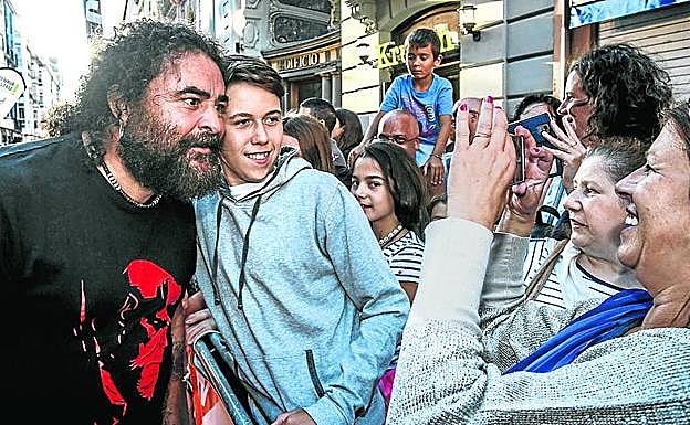 Miguel Ángel Rodríguez 'El Sevilla' se fotografía con AsierLópez.