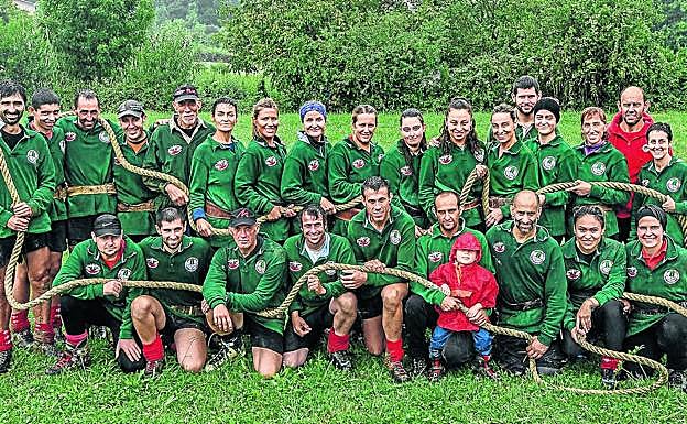 Integrantes del club Gaztedi de Laukiz tras el últimos entrenamiento de cara a la cita de Castlebar realizado el domingo