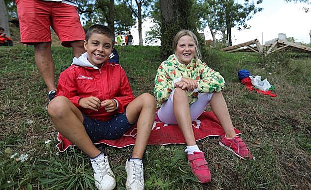 Galería. Dos niños se lo pasan en grande mientras aguardan a los corredores.