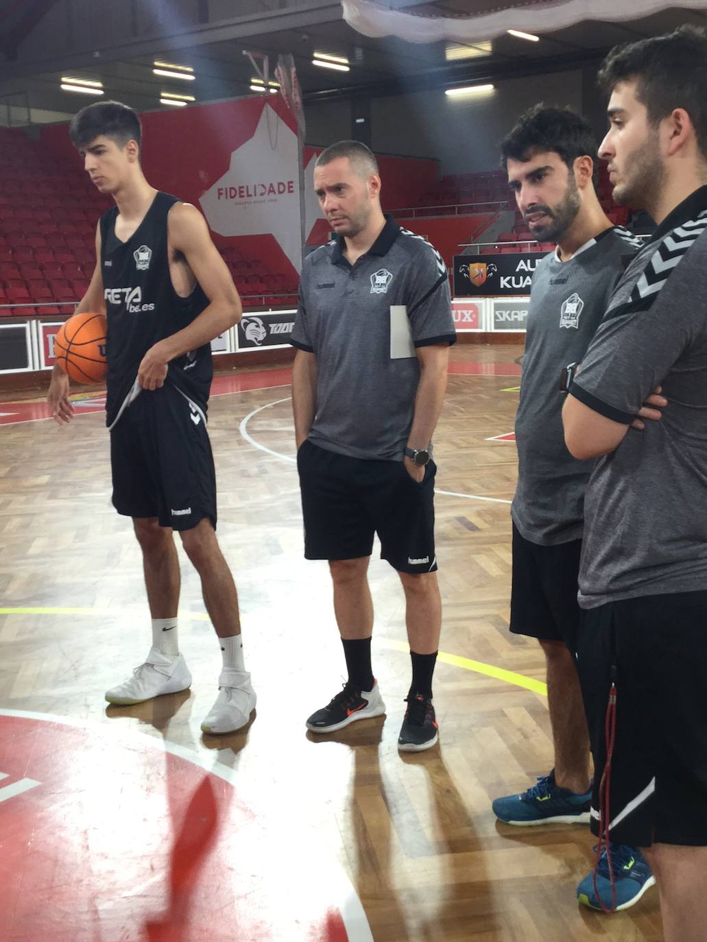 Javi Salgado, retirado ya como jugador y ahora ayudante de Mumbrú, atiende las instrucciones del entrenador