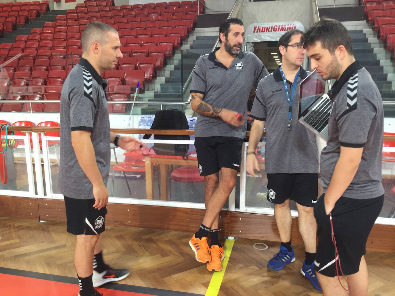 Álex Mumbrú, con su equipo técnico.