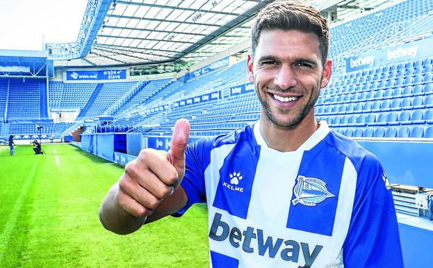 Lisandro Magallán, con la camiseta albiazul sobre el césped de Mendizorroza.